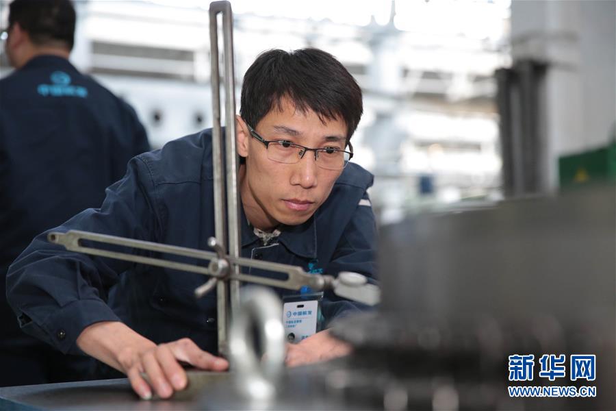 (圖文互動(dòng))(1)他用匠心守護(hù)飛機(jī)心臟——記中國航發(fā)沈陽黎明航空發(fā)動(dòng)機(jī)有限責(zé)任公司一線工人洪家光
