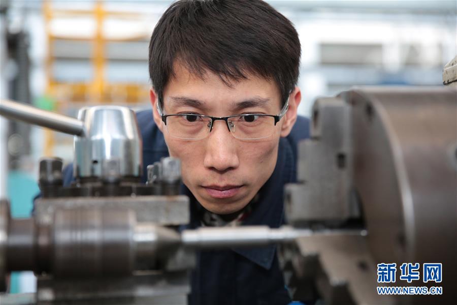 (圖文互動(dòng))(2)他用匠心守護(hù)飛機(jī)心臟——記中國航發(fā)沈陽黎明航空發(fā)動(dòng)機(jī)有限責(zé)任公司一線工人洪家光