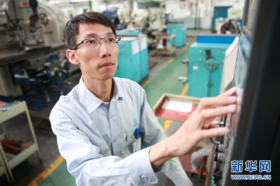 (圖文互動(dòng))(3)他用匠心守護(hù)飛機(jī)心臟——記中國航發(fā)沈陽黎明航空發(fā)動(dòng)機(jī)有限責(zé)任公司一線工人洪家光