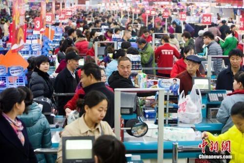 資料圖：民眾購買生活用品。張云 攝