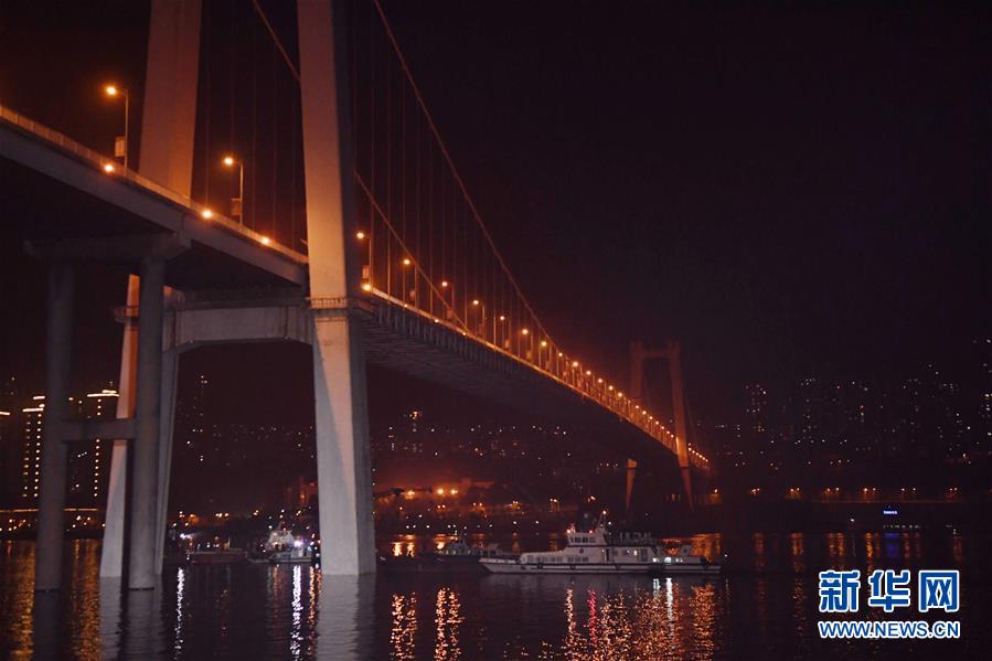 （重慶公交車墜江事故&middot;圖文互動(dòng)）（4）夜幕降臨，重慶萬州公交客車墜江事故救援工作仍在進(jìn)行中