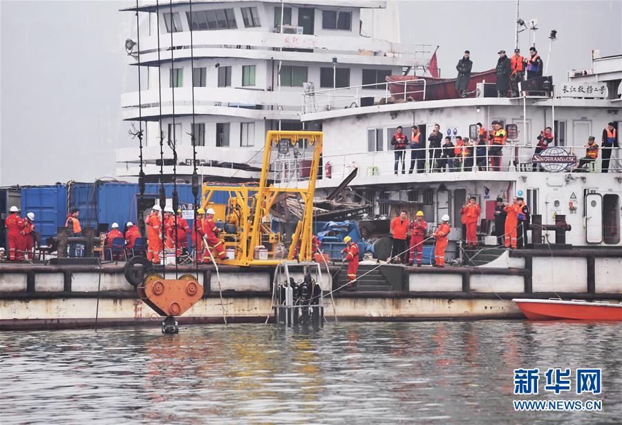 (重慶公交車(chē)墜江事故·后續(xù))(2)重慶萬(wàn)州墜江公交車(chē)按計(jì)劃今晚將被打撈出水