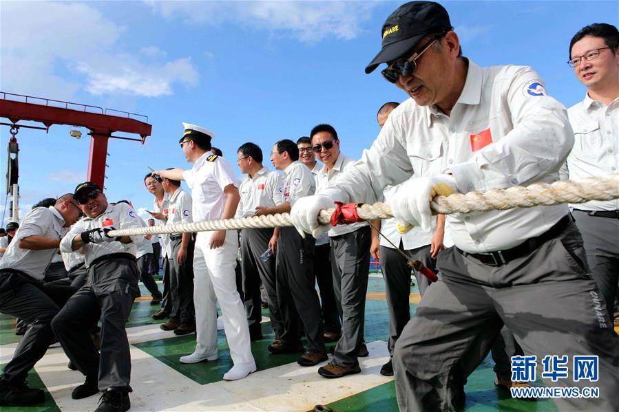 (圖文互動)(3)“雪龍”號穿越赤道進(jìn)入南半球