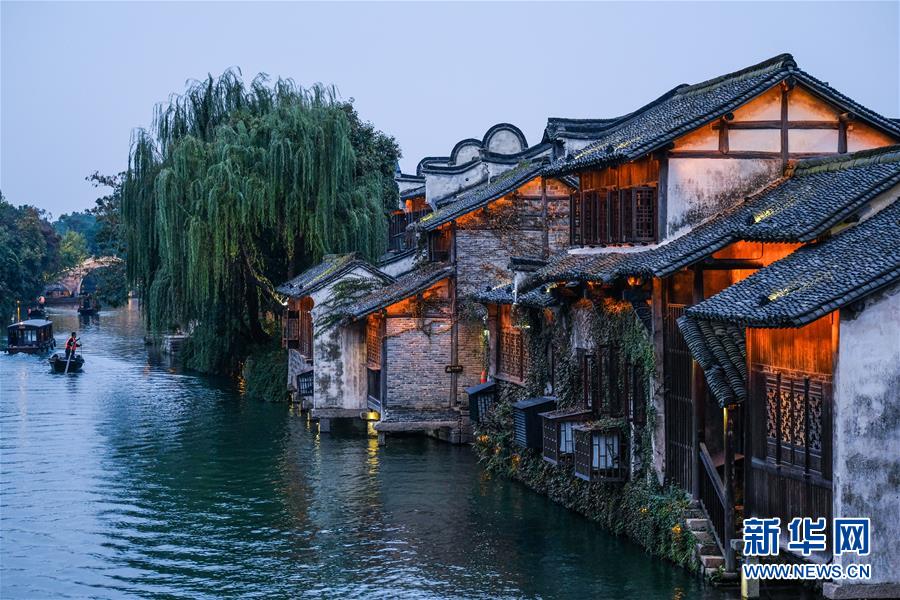 (慶祝改革開放40周年基層行·鄉(xiāng)鎮(zhèn)篇·圖文互動(dòng))(1)烏鎮(zhèn)40年:根里的靜與脈中的動(dòng)