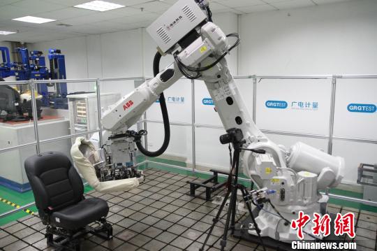 機(jī)器人測試桌椅?！”R育辛 攝