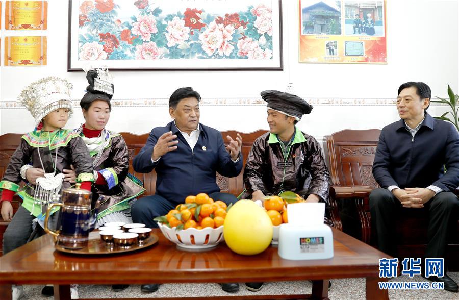 (時(shí)政)白瑪赤林率中央代表團(tuán)四分團(tuán)在河池看望慰問各族各界干部群眾