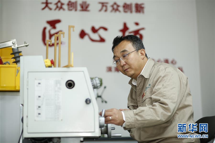 (改革先鋒風(fēng)采·圖文互動)(3)張黎明:譜寫新時(shí)代勞動者之歌