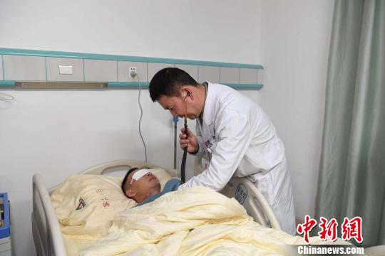 圖為醫(yī)生為杜富國檢查?！⌒が?攝