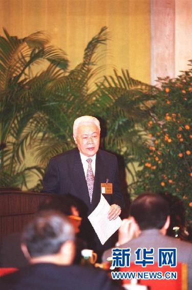 (改革先鋒風(fēng)采·圖文互動)許崇德:學(xué)而為憲六十載