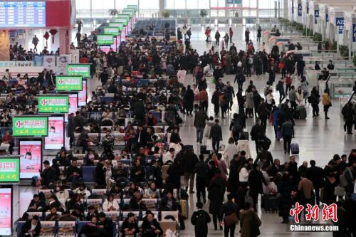 12月25日，西安北車(chē)站內(nèi)人頭攢動(dòng)。<a target='_blank' ><p  align=
