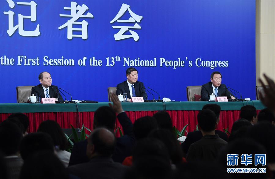 （兩會(huì)&middot;XHDW）（3）國(guó)家發(fā)改委主任何立峰等就&ldquo;創(chuàng)新和完善宏觀調(diào)控，推動(dòng)高質(zhì)量發(fā)展&rdquo;答記者問