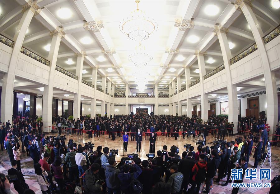 （兩會(huì)&middot;XHDW）（16）全國(guó)政協(xié)委員接受采訪