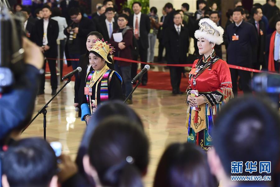 （兩會(huì)&middot;XHDW）（7）全國(guó)人大代表接受采訪