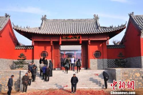 資料圖：元旦小長假期間，威海南海新區(qū)云龍山上舉辦新年廟會?！⒉?攝