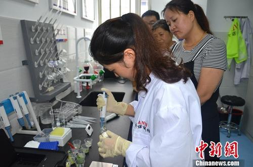 資料圖：工作人員根據(jù)消費(fèi)者要求現(xiàn)場檢驗(yàn)，共筑食品安全。<a target='_blank' ><p  align=