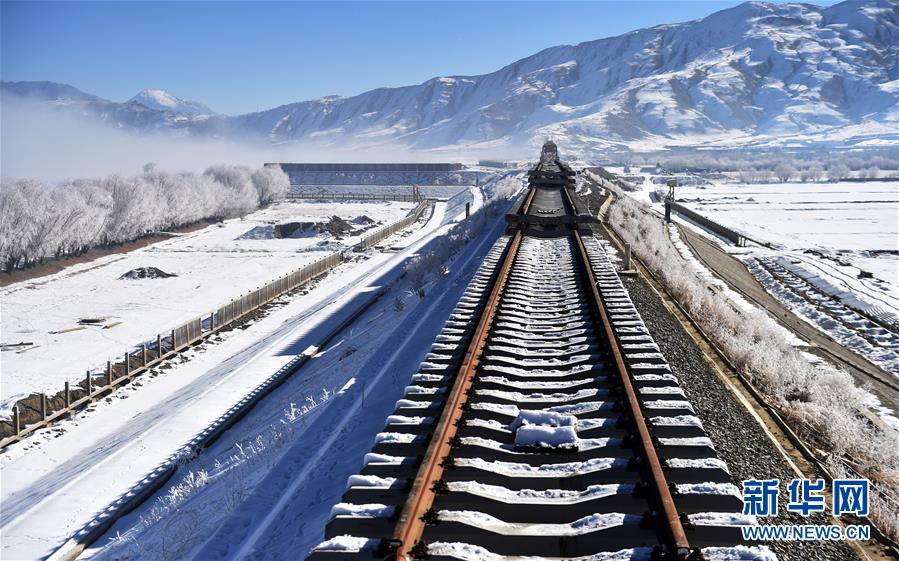 (新華全媒頭條·圖文互動(dòng))(13)風(fēng)正一帆懸——以習(xí)近平同志為核心的黨中央治國理政一年間