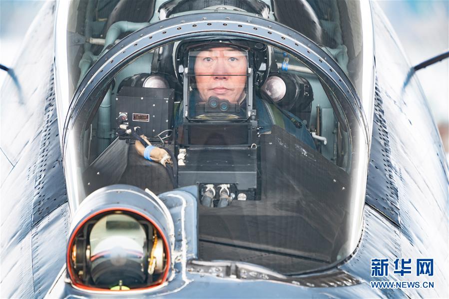 （新華全媒頭條&middot;圖文互動(dòng)）（2）戰(zhàn)鷹，為祖國奮飛&mdash;&mdash;記空軍航空兵某旅旅長、特級(jí)飛行員郝井文