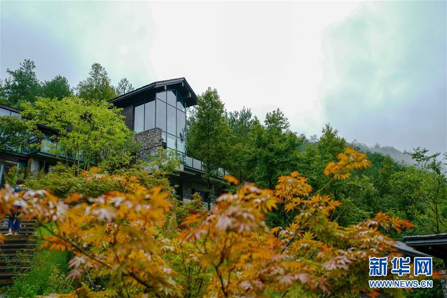 （在習(xí)近平新時(shí)代中國(guó)特色社會(huì)主義思想指引下&mdash;&mdash;新時(shí)代新作為新篇章&middot;鄉(xiāng)村振興戰(zhàn)略&middot;圖文互動(dòng)）（1）掙脫&ldquo;富饒的貧困&rdquo;&mdash;&mdash;一個(gè)西部貧困區(qū)縣綠色發(fā)展之變 