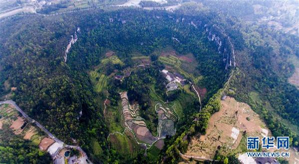 （在習(xí)近平新時(shí)代中國(guó)特色社會(huì)主義思想指引下&mdash;&mdash;新時(shí)代新作為新篇章&middot;鄉(xiāng)村振興戰(zhàn)略&middot;圖文互動(dòng)）（6）掙脫&ldquo;富饒的貧困&rdquo;&mdash;&mdash;一個(gè)西部貧困區(qū)縣綠色發(fā)展之變 