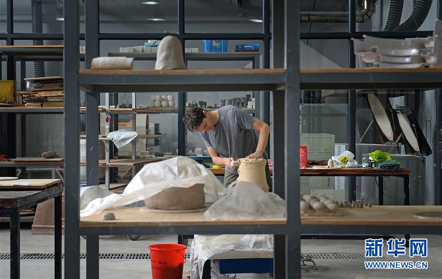 (新華全媒頭條·圖文互動(dòng))(8)千年窯火中的“復(fù)興密碼”——景德鎮(zhèn)新觀察