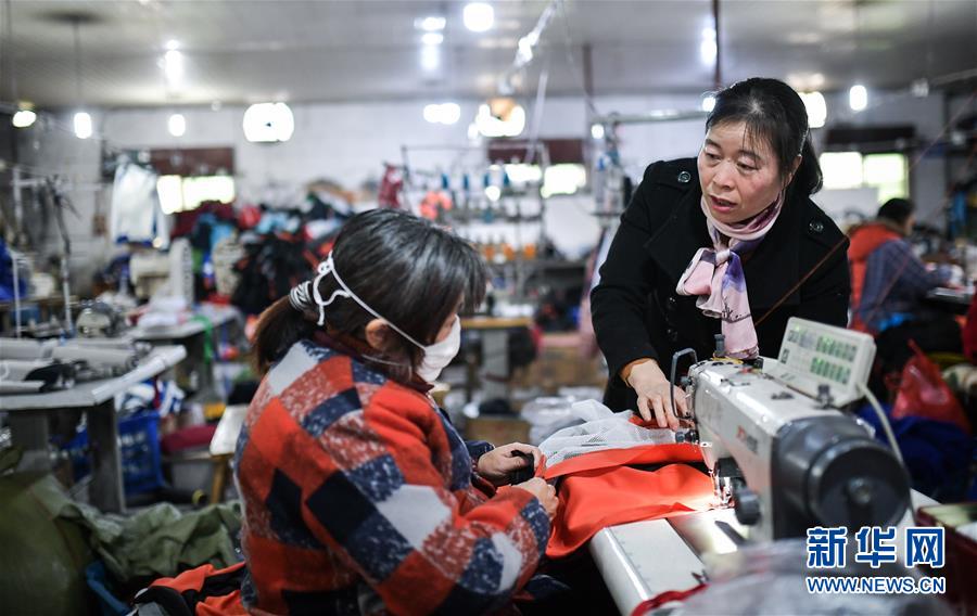 (新華全媒頭條·圖文互動)(1)勇敢去闖 堅持走下去——億萬農(nóng)民工的青春之歌