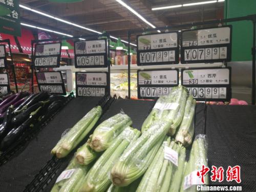 圖為超市里的蔬菜攤。正值晚間，一些菜已被人們買空。 謝藝觀 攝