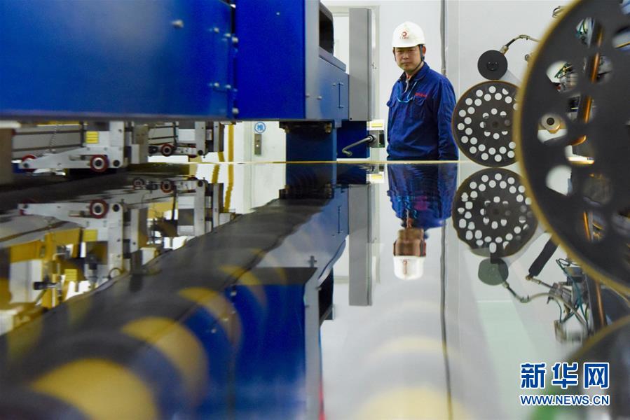 (在習(xí)近平新時(shí)代中國(guó)特色社會(huì)主義思想指引下·將改革開(kāi)放進(jìn)行到底·強(qiáng)國(guó)之基)(新華全媒頭條·圖文互動(dòng))(3)奮斗不停步 改革再出發(fā)——“四個(gè)自信”筑牢強(qiáng)國(guó)之基