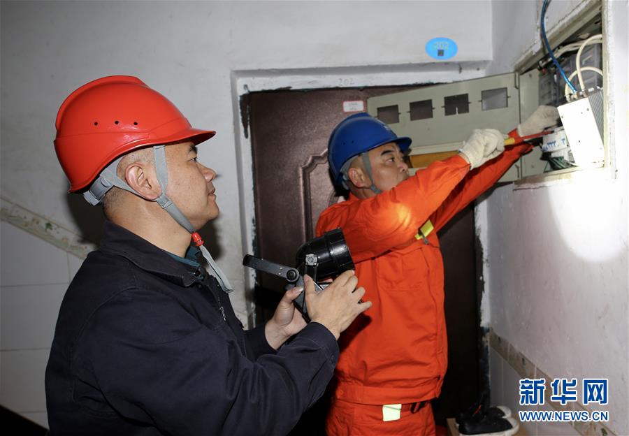 (新春走基層·圖文互動(dòng))(1)老楊20多年除夕夜的堅(jiān)守