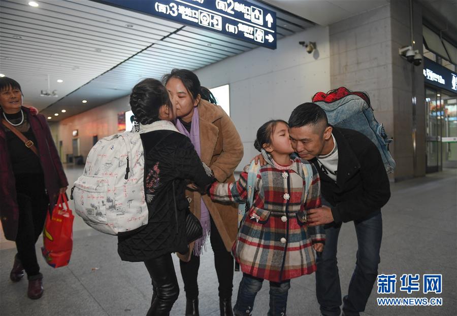 (新華全媒頭條·七樂無窮·春節(jié)·圖文互動(dòng))(1)變化中彰顯中國發(fā)展活力——透視過年方式之變