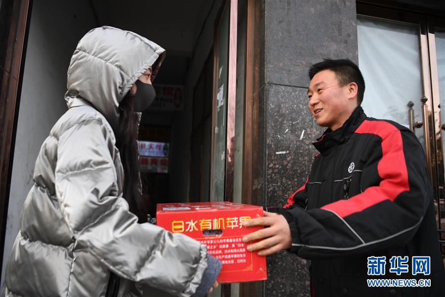 (新華全媒頭條·七樂無窮·春節(jié)·圖文互動(dòng))(4)變化中彰顯中國發(fā)展活力——透視過年方式之變