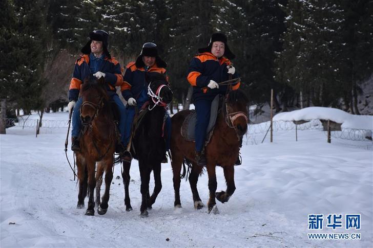 （新春走基層&middot;圖文互動(dòng)）（1）天山深處&ldquo;電小二&rdquo;：冰雪世界里最暖的一抹&ldquo;黃&rdquo;