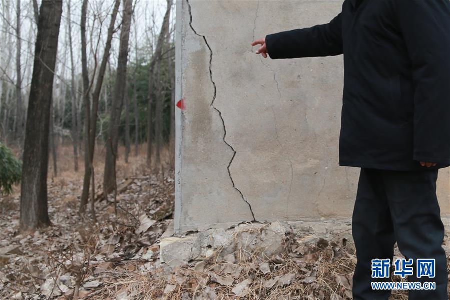 （新華視點(diǎn)&middot;圖文互動(dòng)）（3）挖掘作業(yè)距漢墓中心僅20米，村民住房出現(xiàn)裂縫&hellip;&hellip;&ldquo;造地&rdquo;如何變挖山？