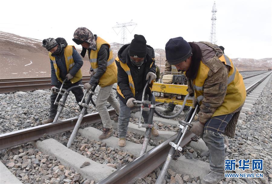 （新華全媒頭條&middot;圖文互動(dòng)）（3）他們是比鋼鐵還硬的漢子&mdash;&mdash;天路之巔看不見(jiàn)的&ldquo;軌枕&rdquo;