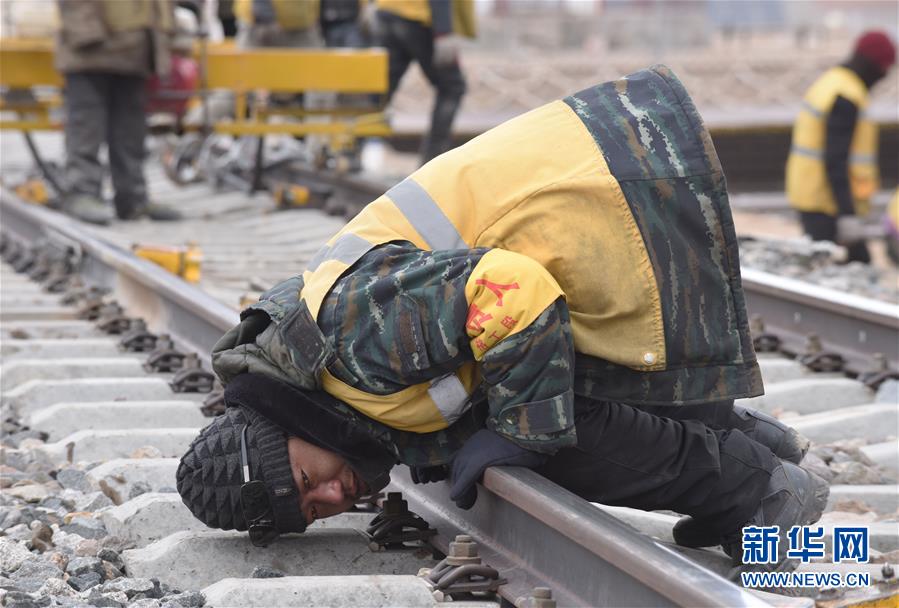 （新華全媒頭條&middot;圖文互動(dòng)）（7）他們是比鋼鐵還硬的漢子&mdash;&mdash;天路之巔看不見(jiàn)的&ldquo;軌枕&rdquo;