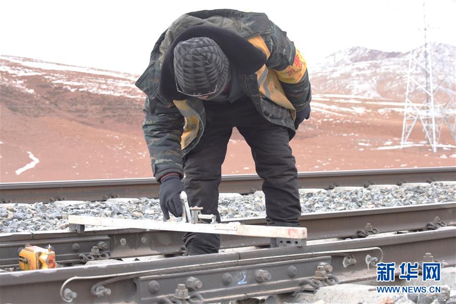 （新華全媒頭條&middot;圖文互動(dòng)）（6）他們是比鋼鐵還硬的漢子&mdash;&mdash;天路之巔看不見(jiàn)的&ldquo;軌枕&rdquo;