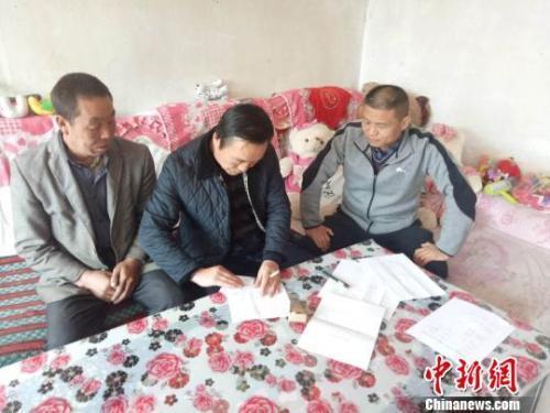 資料圖：圖為扶貧隊(duì)伍進(jìn)貧困戶里，給貧困戶宣講政策?！＄娦?攝