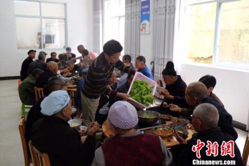 資料圖：社會(huì)福利中心吃飯的老人們。徐學(xué)練 攝。