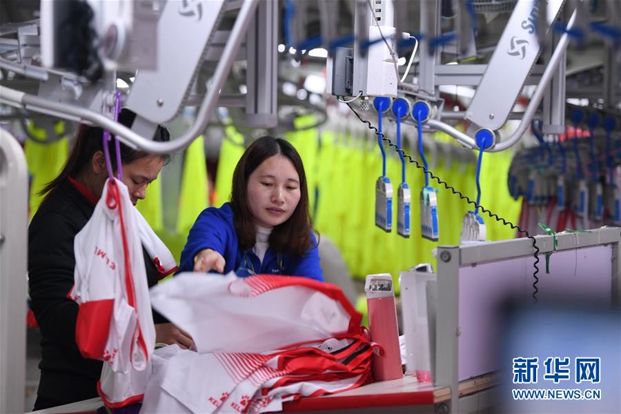 (在習近平新時代中國特色社會主義思想指引下——新時代新作為新篇章·圖文互動)(6)國際范兒·科技范兒·綠色范兒——傳統(tǒng)制造業(yè)嶄露“新面孔”