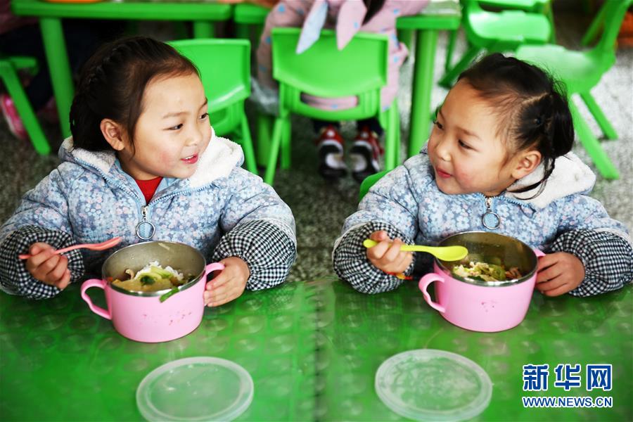 （在習近平新時代中國特色社會主義思想指引下&mdash;&mdash;新時代新作為新篇章&middot;圖文互動）（8）&ldquo;搬遷到哪里，服務(wù)就延伸到哪里&rdquo;&mdash;&mdash;貴州推進易地扶貧搬遷&ldquo;后半篇文章&rdquo; 