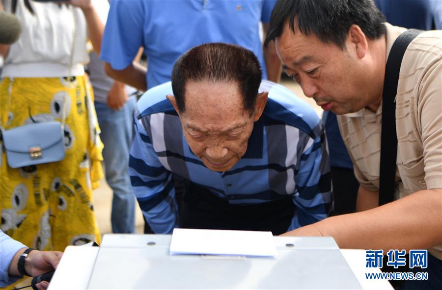 （愛國(guó)情 奮斗者&middot;圖文互動(dòng)）（4）一顆稻谷里的愛國(guó)情懷&mdash;&mdash;記&ldquo;雜交水稻之父&rdquo;袁隆平