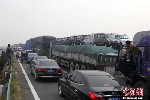 資料圖：高速擁堵不堪。<a target='_blank' ><p  align=