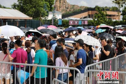 資料圖：游客排隊(duì)等待安檢。殷立勤 攝