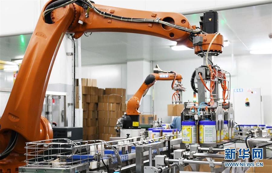 (在習(xí)近平新時(shí)代中國(guó)特色社會(huì)主義思想指引下——新時(shí)代新作為新篇章·圖文互動(dòng))(4)“無(wú)人作業(yè)”來(lái)臨 綠色食品“當(dāng)家”——黑龍江探索現(xiàn)代農(nóng)業(yè)發(fā)展路徑