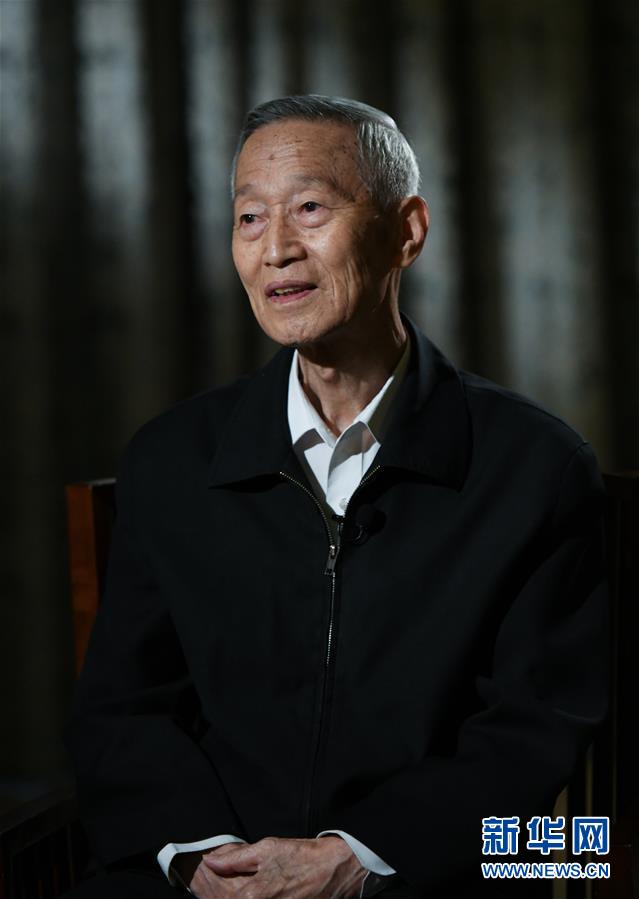 (新華全媒頭條·時(shí)代先鋒·圖文互動(dòng))(1)傳奇的英雄 無悔的忠誠——記刑偵痕跡檢驗(yàn)專家崔道植