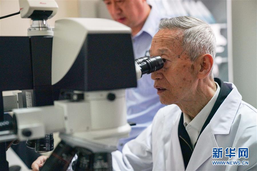 (新華全媒頭條·時(shí)代先鋒·圖文互動(dòng))(3)傳奇的英雄 無悔的忠誠——記刑偵痕跡檢驗(yàn)專家崔道植