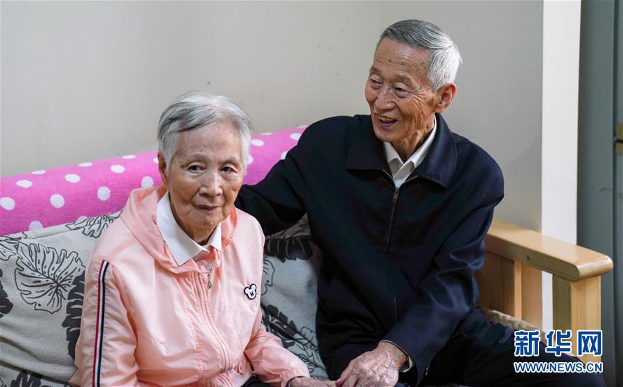 (新華全媒頭條·時(shí)代先鋒·圖文互動(dòng))(9)傳奇的英雄 無悔的忠誠——記刑偵痕跡檢驗(yàn)專家崔道植