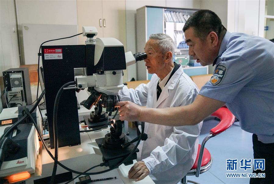 (新華全媒頭條·時(shí)代先鋒·圖文互動(dòng))(4)傳奇的英雄 無悔的忠誠——記刑偵痕跡檢驗(yàn)專家崔道植