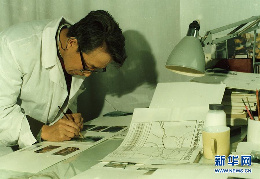 (新華全媒頭條·時(shí)代先鋒·圖文互動(dòng))(11)傳奇的英雄 無悔的忠誠——記刑偵痕跡檢驗(yàn)專家崔道植