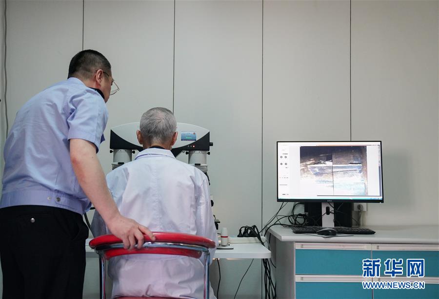 (新華全媒頭條·時(shí)代先鋒·圖文互動(dòng))(5)傳奇的英雄 無悔的忠誠——記刑偵痕跡檢驗(yàn)專家崔道植