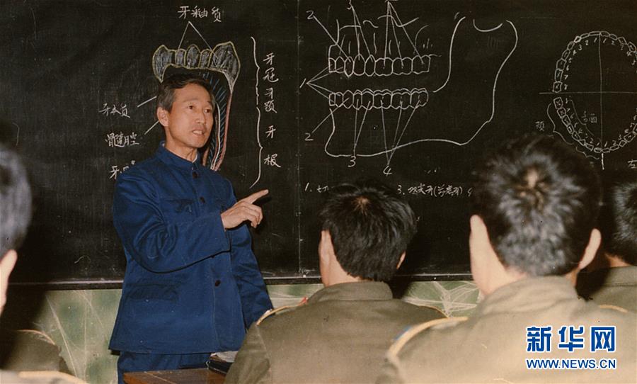 (新華全媒頭條·時(shí)代先鋒·圖文互動(dòng))(10)傳奇的英雄 無悔的忠誠——記刑偵痕跡檢驗(yàn)專家崔道植